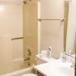 Hall bathroom with tub/shower